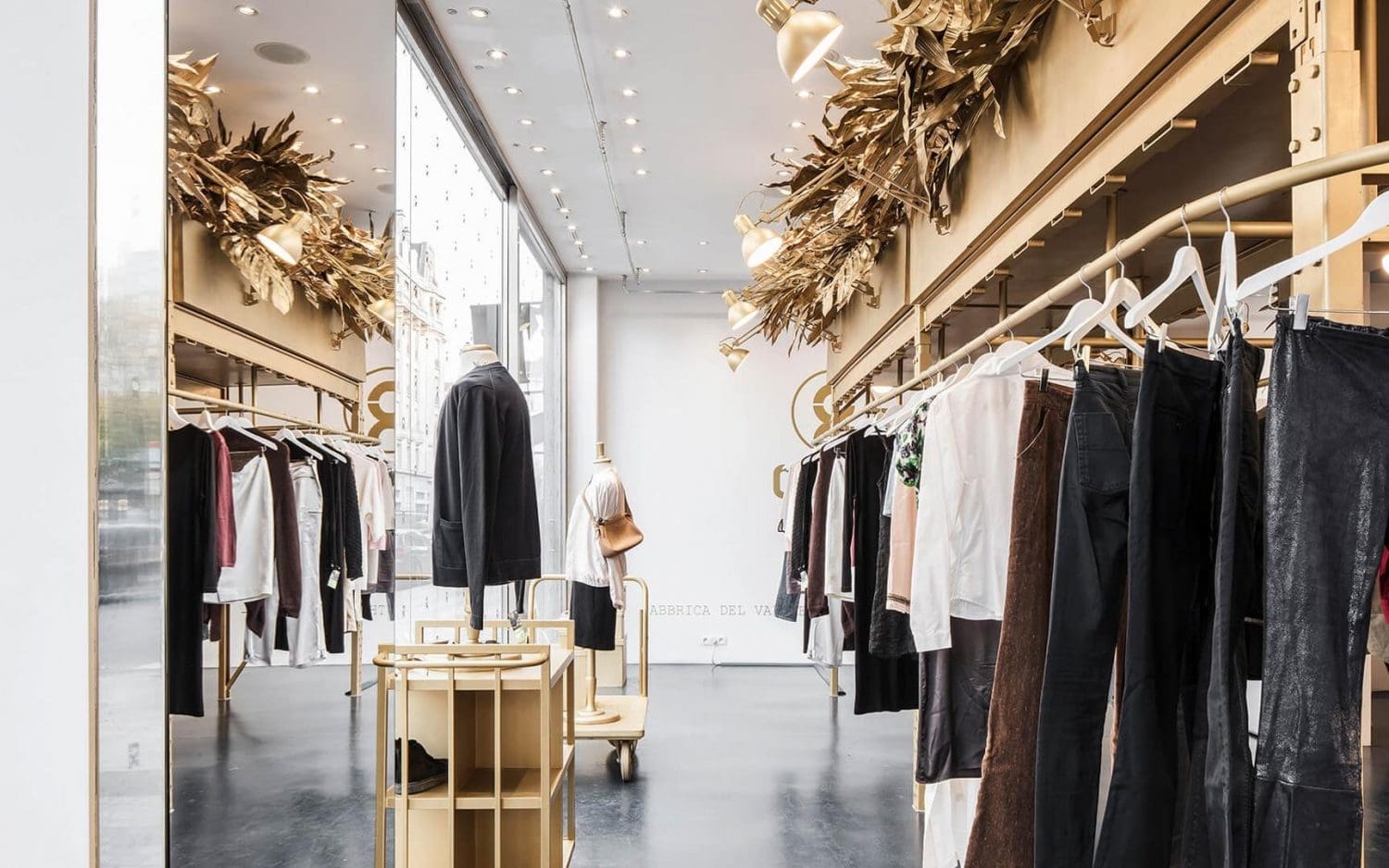 Lựa chọn phong cách thiết kế phù hợp - Tiêu chuẩn cần thiết khi thiết kế cửa hàng quần áo 2 tầng ở Đà Nẵng