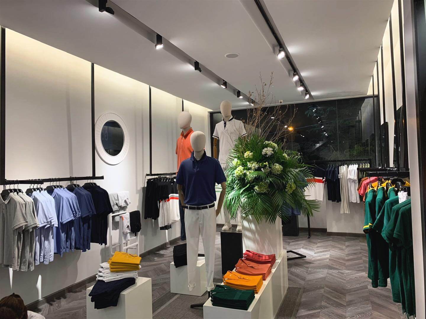 Vking Decor - Đơn vị thiết kế cửa hàng quần áo 2 tầng lâu năm tại Đà Nẵng