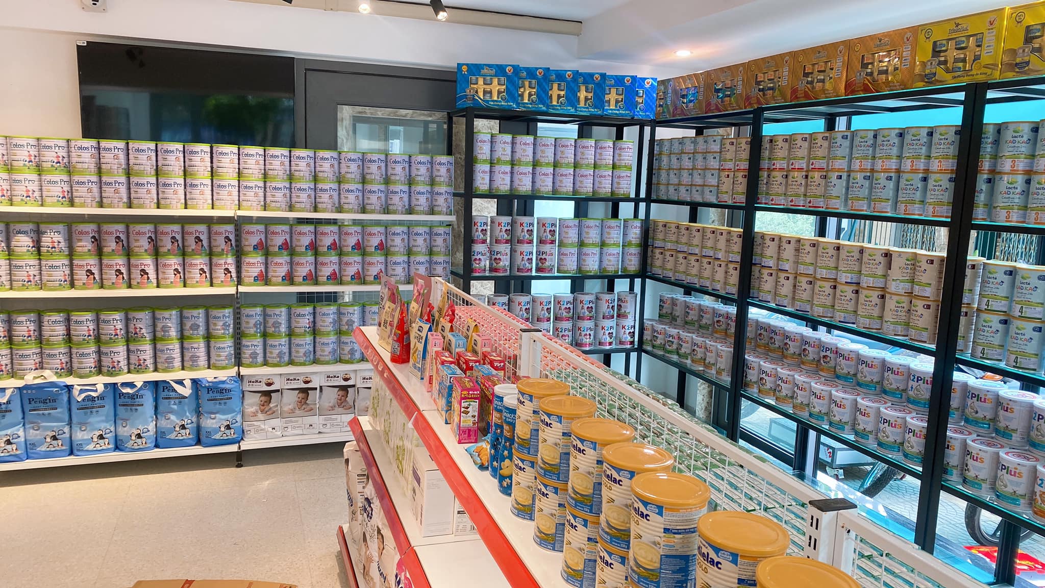 Tạo không gian thân thiện, an toàn cho trẻ nhỏ khi thiết kế cửa hàng sữa bỉm 