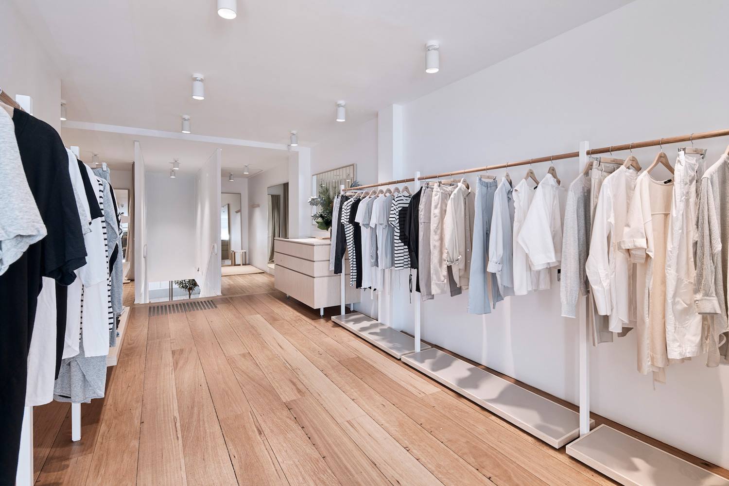 Lý do Anh chị nên chọn đơn vị chuyên thiết kế thi công cửa hàng tại Đà Nẵng